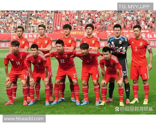 足球明星双手碰拳庆祝胜利展现团结精神与激情时刻