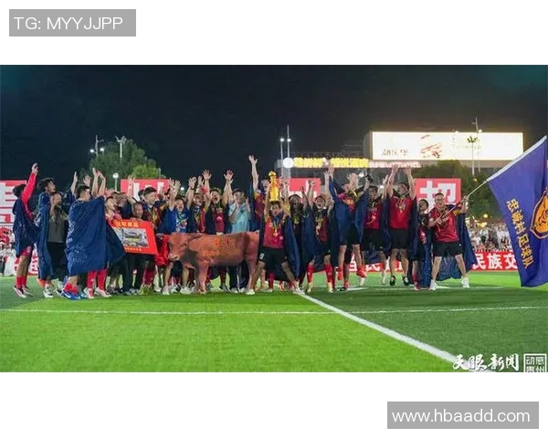 香港足球明星队在宁波展开激烈对抗展现足球魅力与团队精神 香港足球明星队在宁波展开激烈对抗展现足球魅力与团队精神